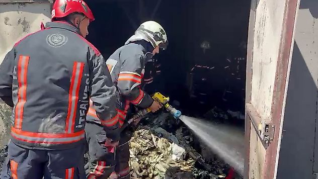 Malatya'da tekstil fabrikasının atık deposunda yangın