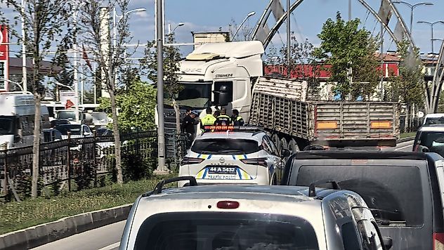 Malatya'da tır refüjü aşıp karşı yola geçti