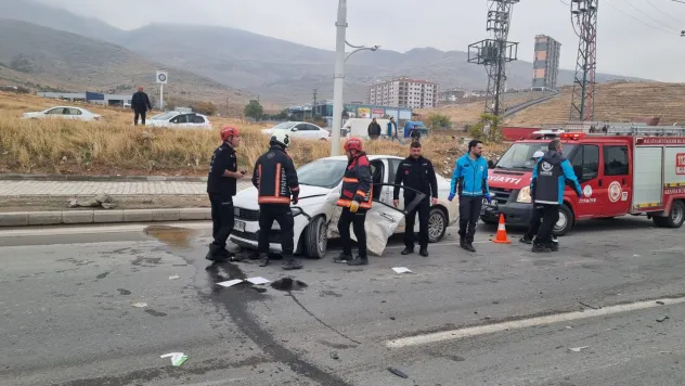Malatya'da Trafik Kazası: İki Araç Çarpıştı, 2 Yaralı
