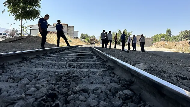 Malatya'da yük treni çarptığı kişiyi ağır yaraladı