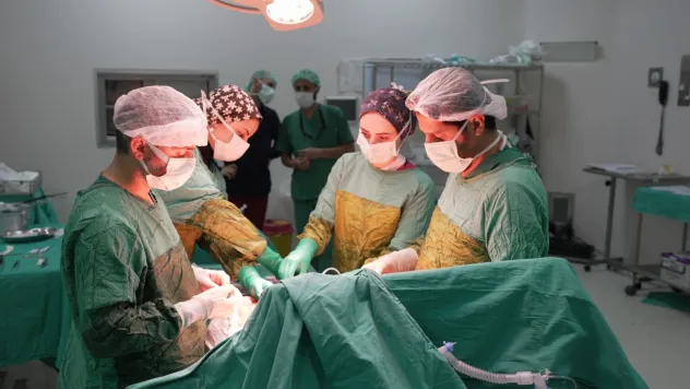 Malatya'da Zorlu Ameliyat: Böbrek ve Böbrek Üstü Bezindeki Dev Tümör Alındı