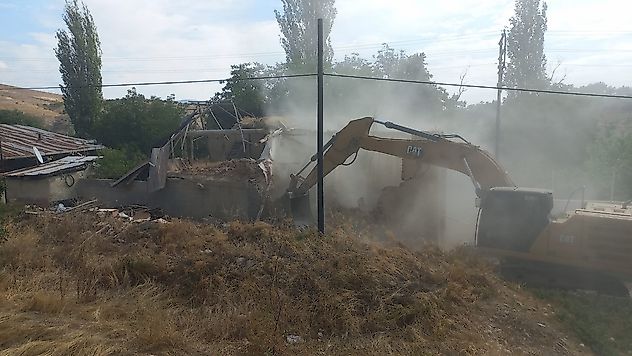 Malatya Darende'de Deprem Hasarlı Evlerin Yıkımına Başlandı