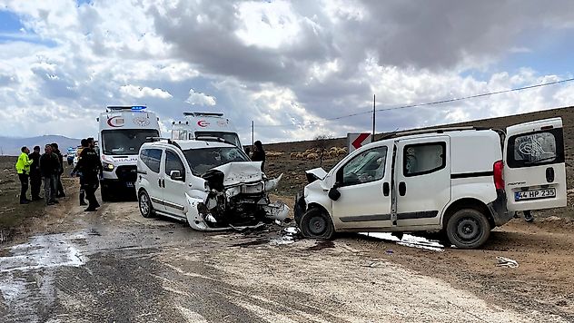 Malatya Darende'de Feci Kaza: Araçlar Çarpıştı, 4 Kişi Yaralandı