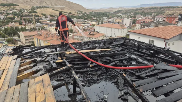Malatya'nın Darende İlçesinde Çatı Yangını Korkuttu