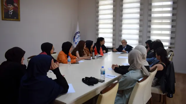 Malatya'nın Tecrübeli Kalemi Asım Demirkök Malatya Kent Konseyi'nde Gençlerle Bir Araya Geldi