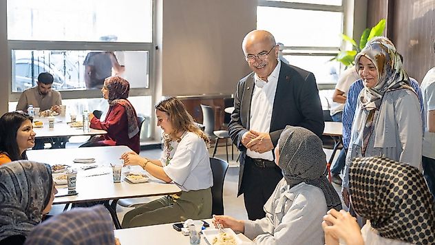 Malatya Şehir Kütüphanesi'nde Öğrencilere Sıcak İkram ve Sohbet