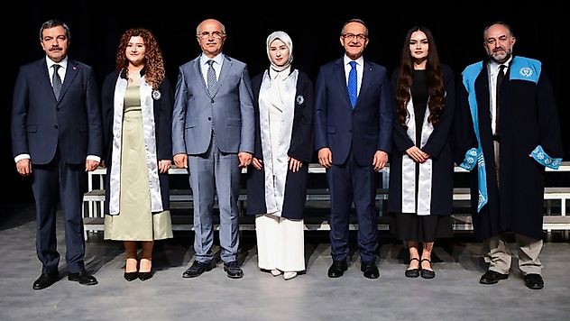 Malatya Turgut Özal Üniversitesi'nde Tarihi Gün: İlk Tıp Mezunları Diplomalarını Aldı