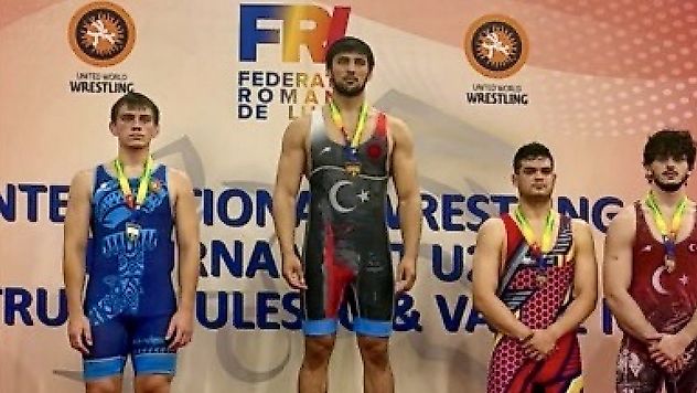 Malatyalı Güreşçilerden Romanya'da Çifte Altın
