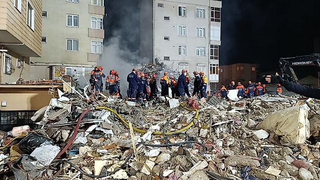 Maltepe'de Kısmi Bina Çökmesi: 2 Ölü, 3 Kayıp İçin Arama Çalışması