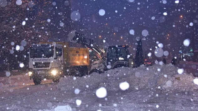 Maski Ekiplerinden Kar Temizliğine Tam Destek