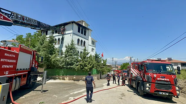 Medresede Korkutan Yangın Maddi Hasar Oluştu