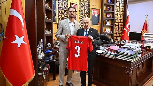 Merih Demiral'dan Bahçeli'ye İmzalı Forma Hediyesi