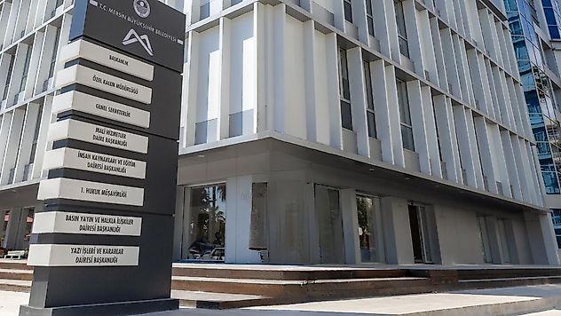 Mersin'de Belediye Binasında Operasyon: KOM Ekipleri Arama Yaptı