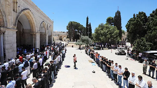 Mescid-i Aksa'da 45 bin kişi cuma namazı kıldı