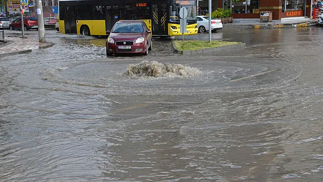 Meteoroloji'den kuvvetli yağış ve fırtına uyarısı