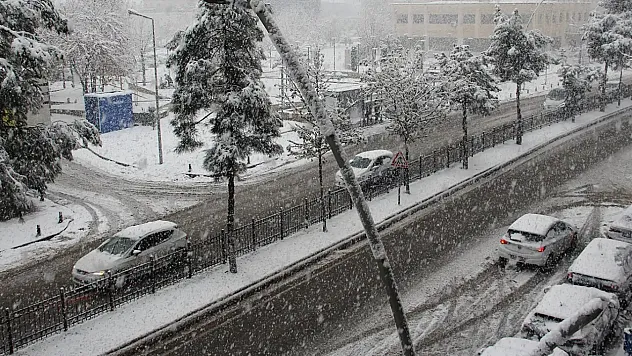 Meteoroloji'den kuvvetli yağış, kar ve fırtına uyarısı