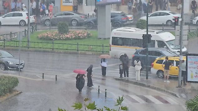 Meteoroloji'den Peş Peşe Uyarılar: Sel, Hortum ve Fırtına Riski