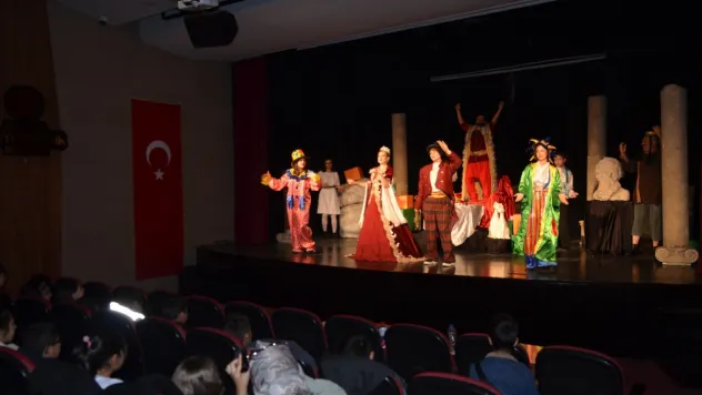 'Midas'ın Kulakları' Tiyatrosu Çocuklardan Tam Not Aldı