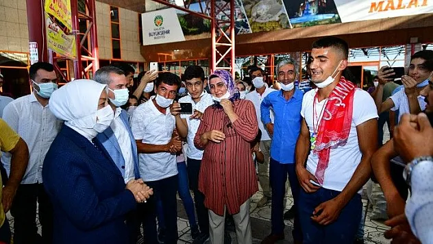 Milletvekili Çalık İle Belediye Başkanı Çınar, Maşti Esnafı Ve Yolcularla Sohbet Ettiler