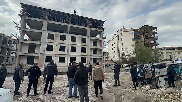 Milyonluk Alacak İsyanı: İşçi Çatıya Çıkarak Sesini Duyurdu