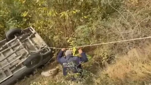 Minibüs şarampole yuvarlandı: 3 yaralı