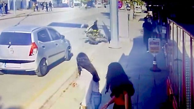 Motosikletli Elektrik Panosuna Çarptı