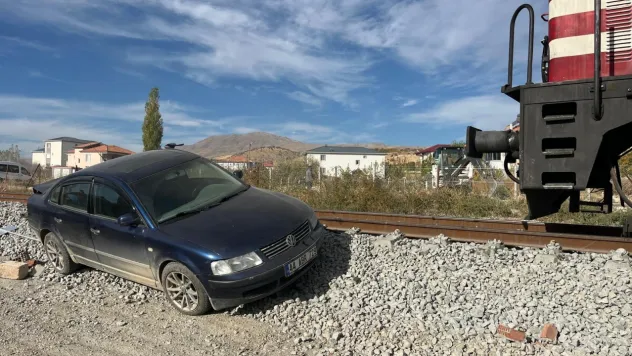 Mucize Kurtuluş! Lokomotifin Çarptığı Araçtan Sağ Çıktılar