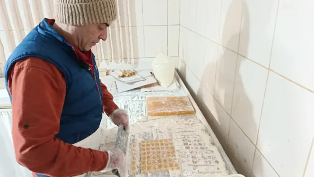 Murat Kalıcı, Darende'nin Şeker Sucuğu Geleneğini Sürdürüyor