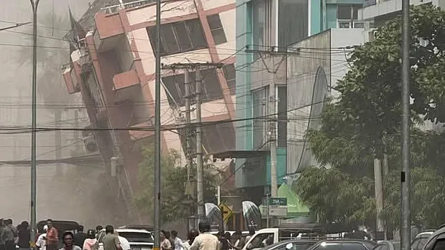 Myanmar'da 7,7 ve 6,4 büyüklüğünde iki deprem