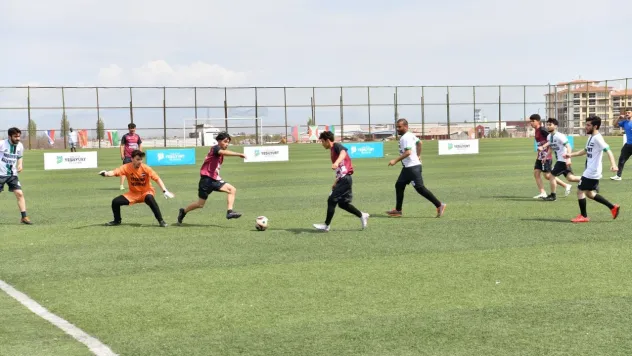 Ödüllü 3.Uluslararası Yeşilyurt Futbol Turnuvası Başladı