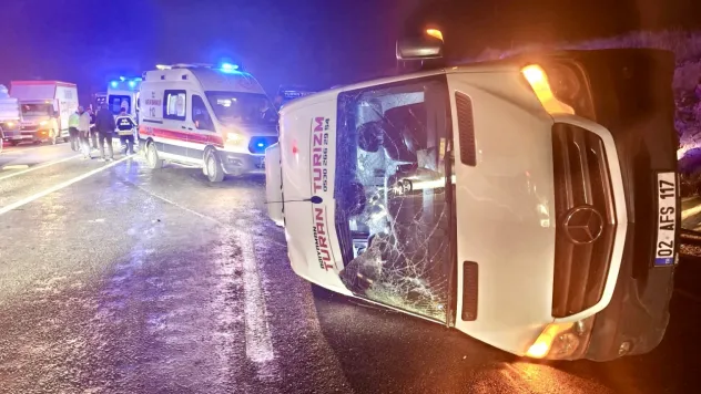 Öğrenci Gezi Minibüsü Devrildi: 1'i Ağır 14 Yaralı