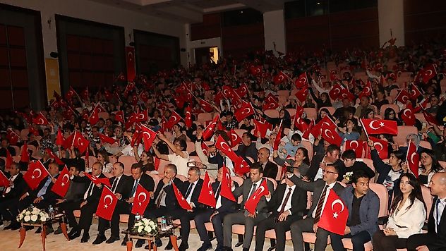 Öğrenciler ve Yücel Arzen Hacıoğulları Sahneyi Büyüledi