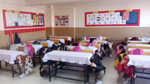 Okullarda Eş Zamanlı Tahliye Tatbikatları Gerçekleştirildi