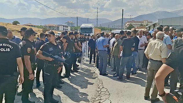 Ölümlü Kazanın Ardından Halk Yola İndi: 'Daha Kaç Can Gidecek?'
