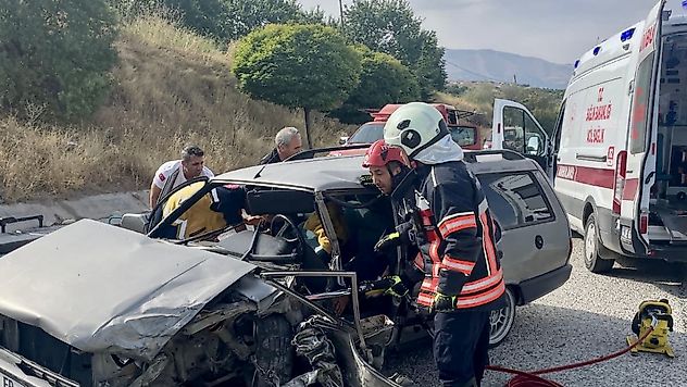 Otomobil Hurdaya Döndü, Sürücü Araçta Sıkıştı