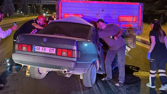 Otomobil tıra çarptı, 1 kişi yaralandı