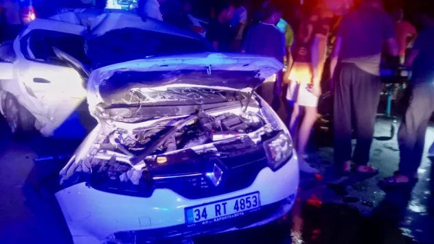 Otomobiller Çarpıştı: Yaralılar Hastaneye Kaldırıldı