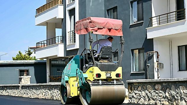 Özalper Mahallesi'nde Yollar Sıcak Asfaltla Yenileniyor