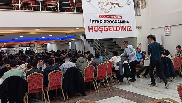 Özel gereksinimli bireylerle anlamlı iftar programı