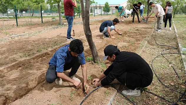 Özel Gereksinimli Öğrencilere Bahçecilik Eğitimi Verildi