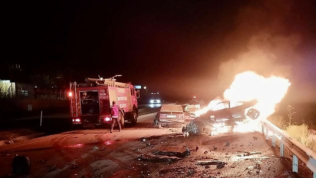Pınarbaşı'nda İki Otomobil Çarpıştı: Araçlardan Biri Alev Aldı