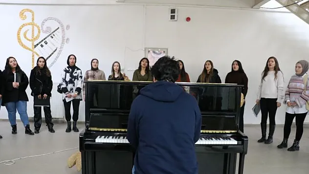 Piyano ve Şarkılar Eşliğinde Kan Bağışı