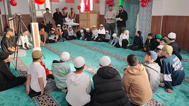 Ramazan ayı boyunca düzenli camiye giden çocuklar ödüllendirildi