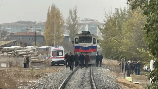 Rayların Üzerine Düşen Yaşlı Adam Tren Altında Kaldı