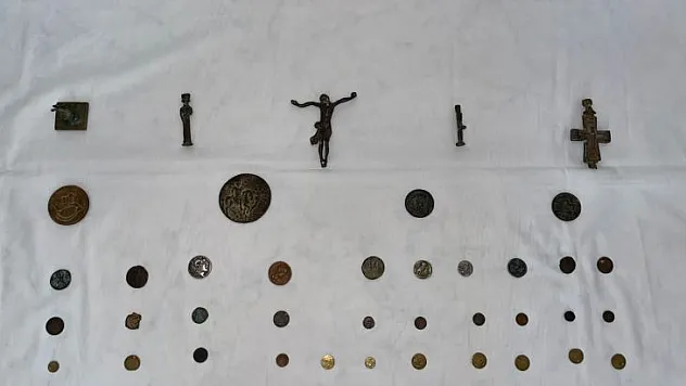 Roma Dönemine ait olduğu değerlendirilen (44)adet sikke ve (7) adet tarihi obje ele geçirilmiştir