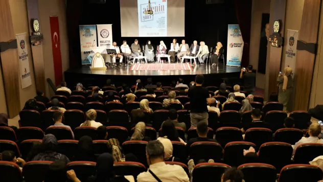 Şairler ve Yazarlar Ailenin Şiirinde Bir Araya Geldiler