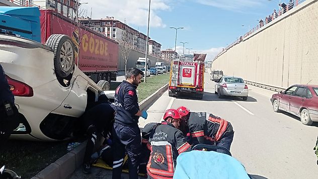 Salköprü Mahallesi'nde Trafik Kazası: Araç Ters Döndü