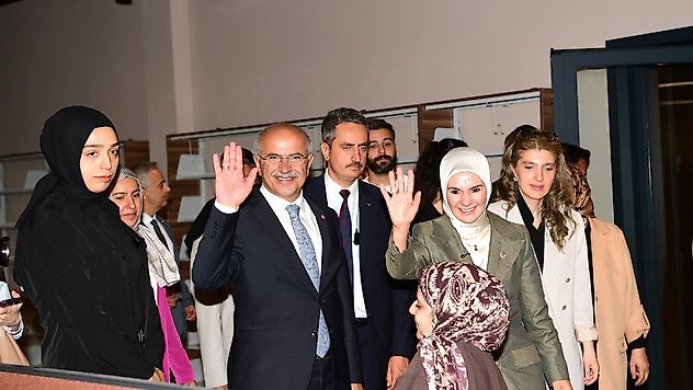 Sami Er Şehir Kütüphanesi'ni Tanıttı: Günde 200'den Fazla Öğrenci Sıra Bekliyor