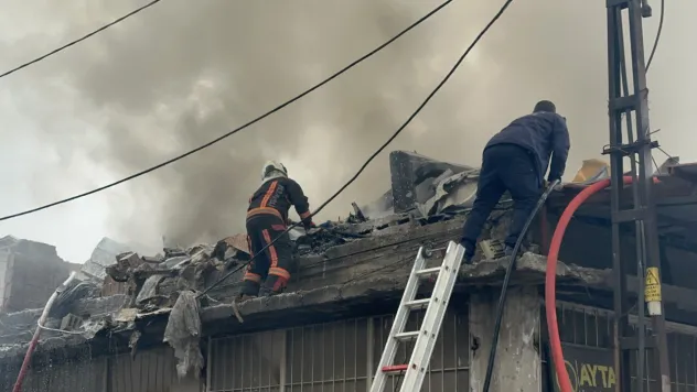Sanayi Bölgesinde Panik: Çatı Yangını Gökyüzünü Aydınlattı
