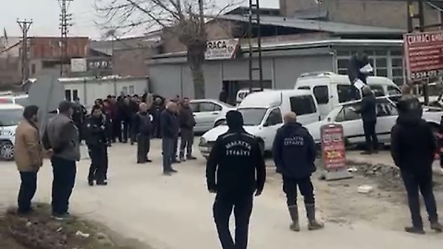 Sanayi Sitesinde Gerilim: 'İş Yeri Verin, Çıkalım' Diyerek Eylem Yaptı